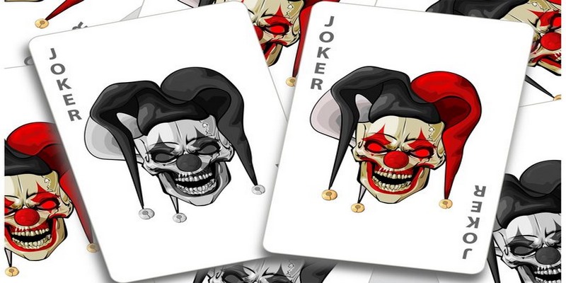 Lá bài Joker gồm có 2 lá, in đen trắng và in màu độc đáo